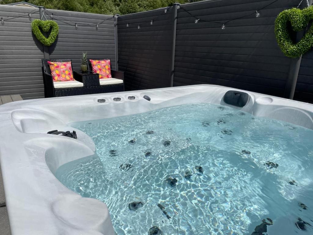Hot Tub 9 The Fairways Hotel Alnwick Bagian luar foto